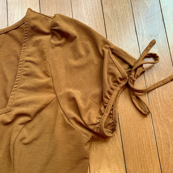 Super cute square neckline & puff sleeve top. Gorgeous tied sleeves & peplum fit - Picture 3 of 4